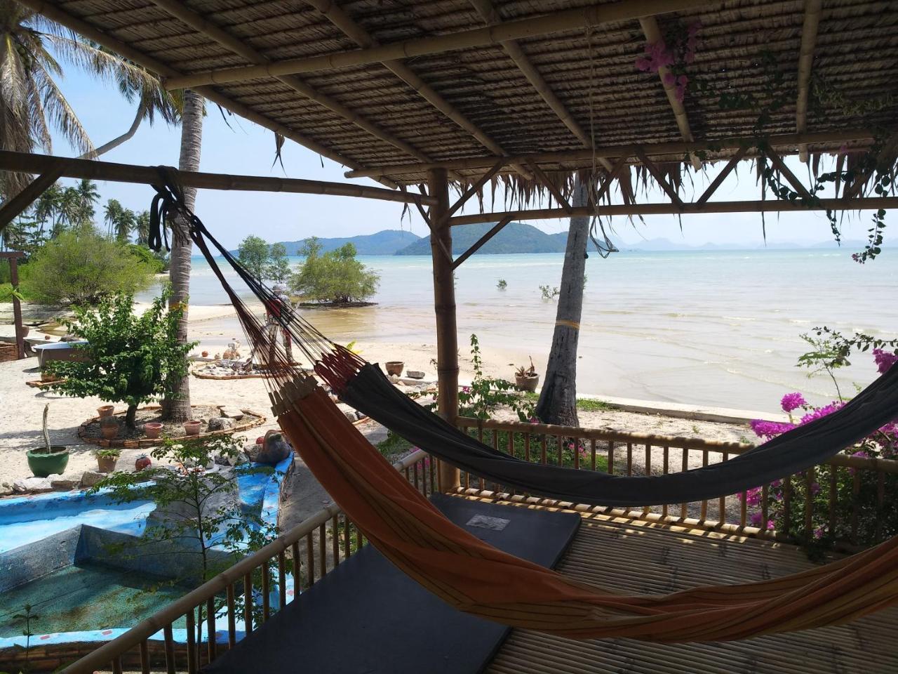 Villa Right On The Beach House à Taling Ngam Beach Extérieur photo